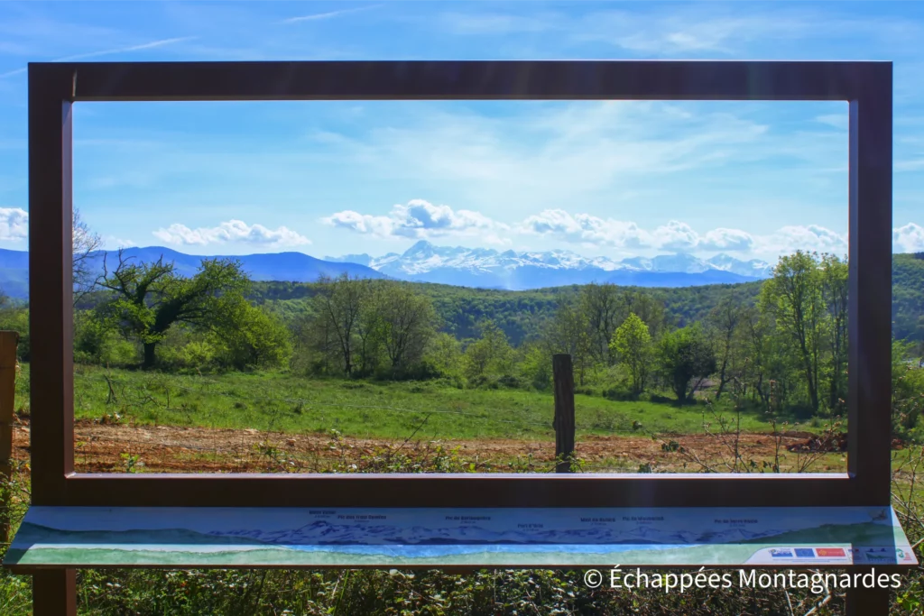 Une table d'orientation au bord du chemin. Quelle vue !