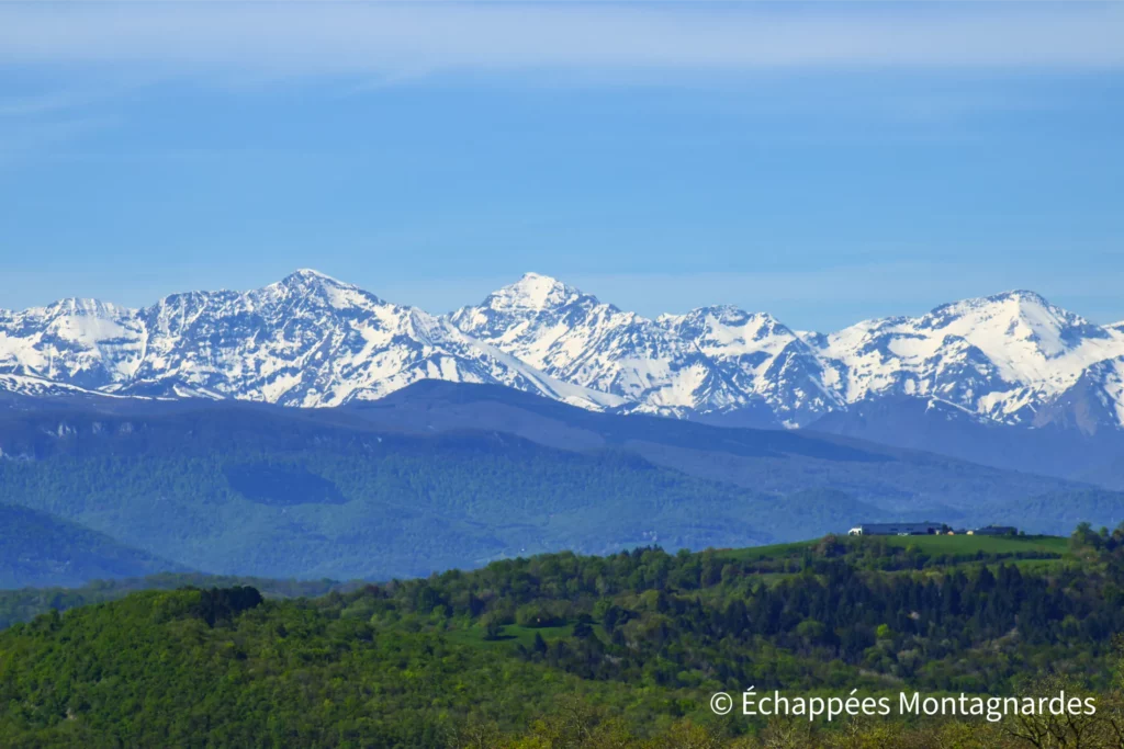 Vue vers les hauts sommets couseranais : Mail de Bulard (2750 m), pic de Maubermé (point culminant du Couserans à 2880 m), pic de Serre-Haute (2713 m)