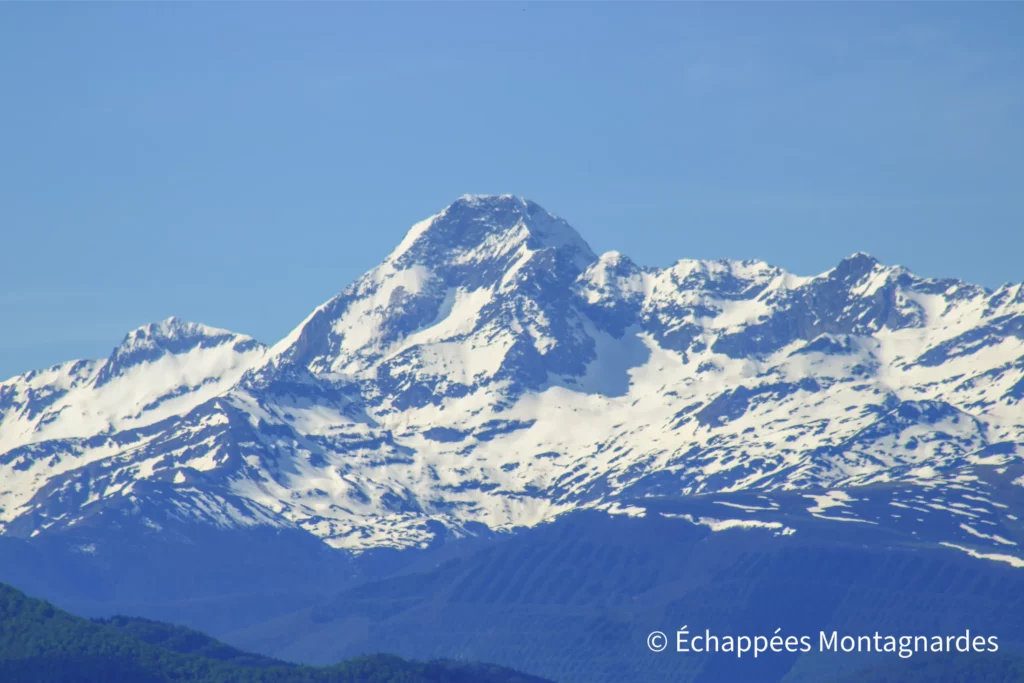 Le Mont Valier, seigneur du Couserans (2839 m), encore bien enneigé en cette mi-avril.