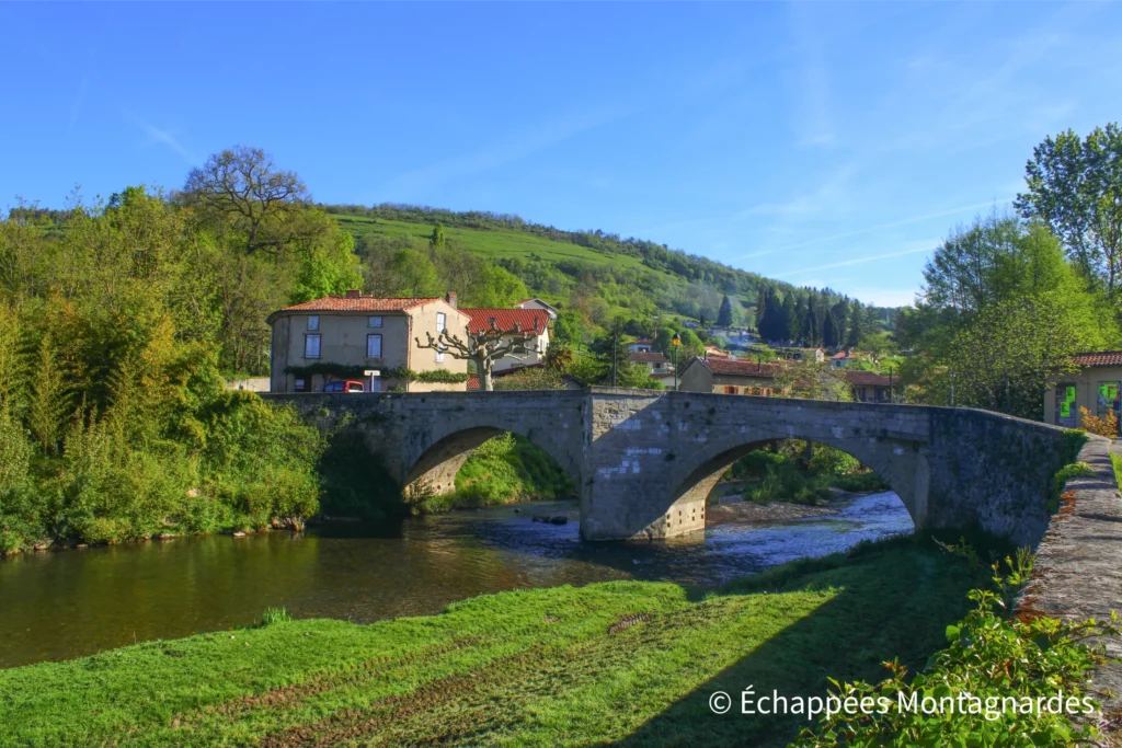 C'est parti pour cette randonnée au départ du Mas-d'Azil. Je commence par traverser ce pont sur l'Arize.