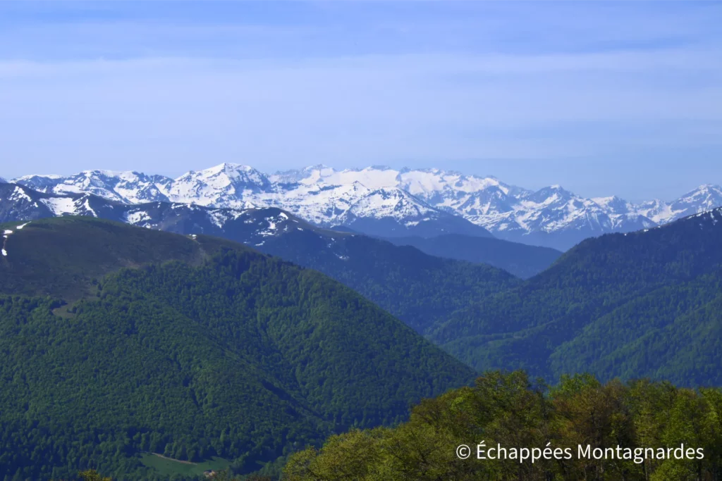 Zoom vers le massif Aneto / Maladeta. On distingue aisément le pic de l'Aneto, toit des Pyrénées (3404 m).