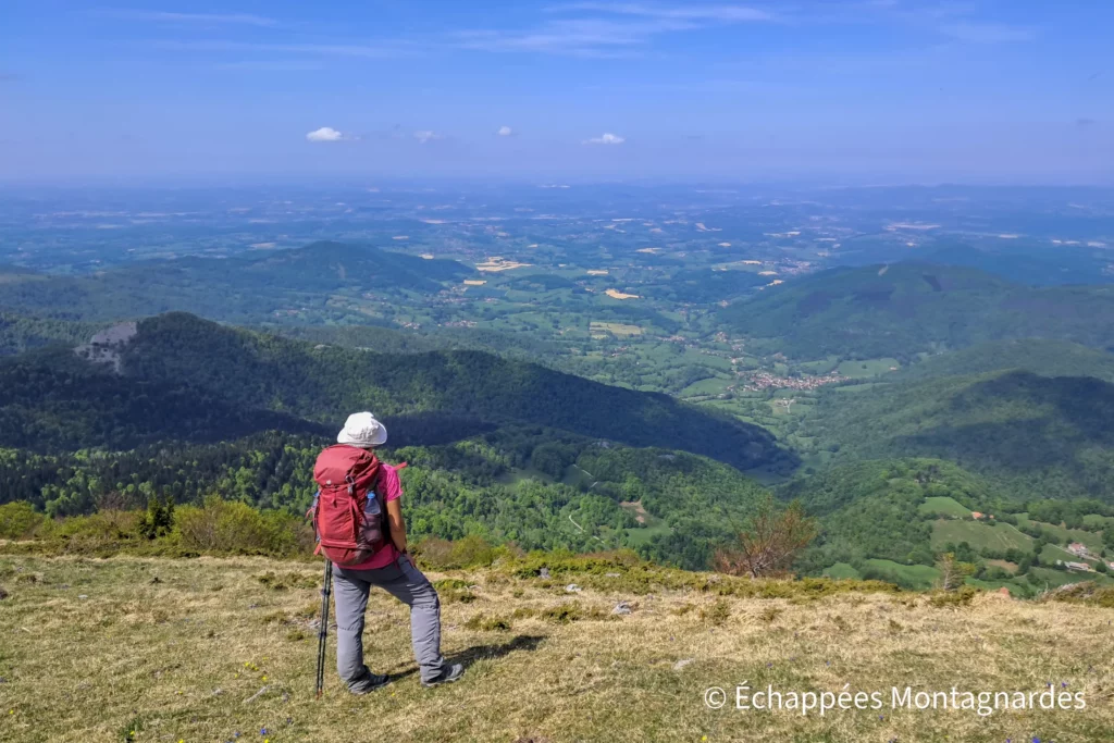 Petite pause face à la plaine haut-garonnaise au sommet de Cournudère.