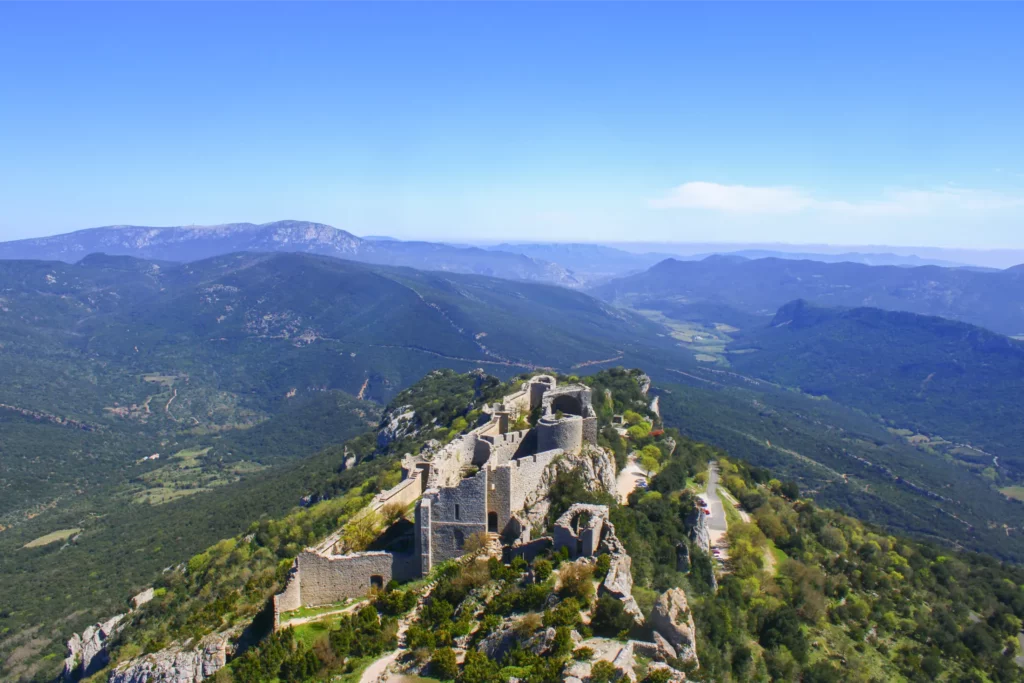 Descriptif du tour de la montagne du Tauch par le GR®36 et ses variantes, au coeur des Corbières (Aude), par le château de Quéribus et le château de Peyrepertuse