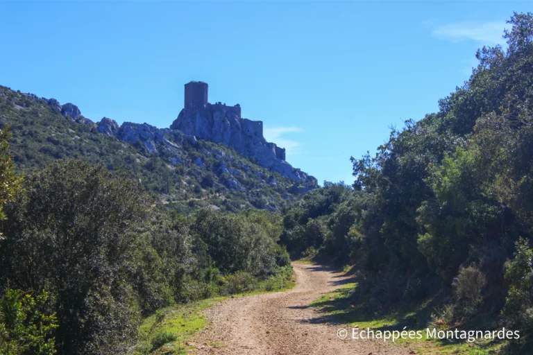 Nous arrivons au pied de l'imposant et magnifique château de Quéribus.