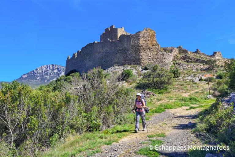 Nous suivons désormais le sentier cathare (GR®367) et passons près du château de Padern.
