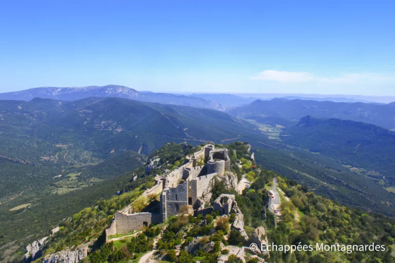 Ce château de Peyrepertuse est lui aussi extrêmement impressionnant. Il est en plus particulièrement imposant, et situé sur une falaise visible depuis une bonne partie des Corbières. Vertigineux !