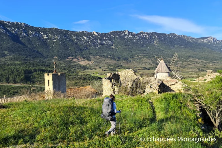 Sur les hauteurs du village, près de l'église et du moulin.