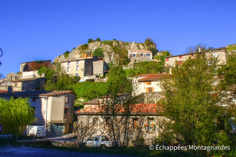 C'est parti pour le tour de la montagne du Tauch ! Départ de Laroque-de-Fa après une visite du village.