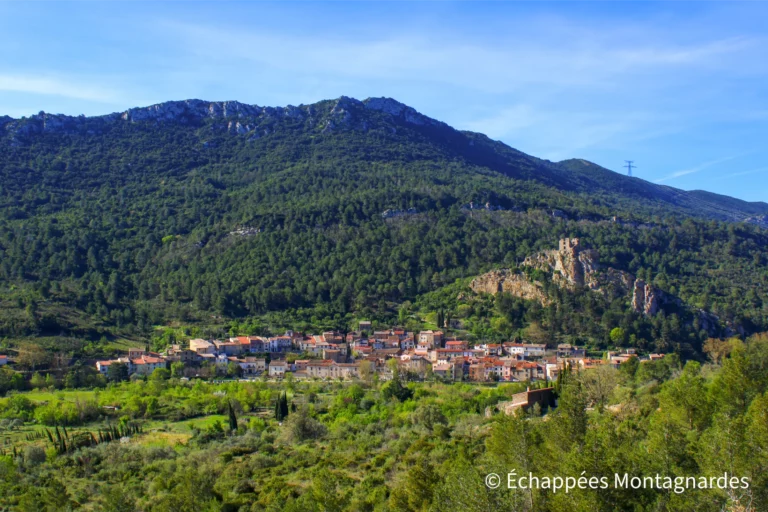 Descente vers le superbe village de Padern, dominé par un château et une chapelle Saint-Roch.