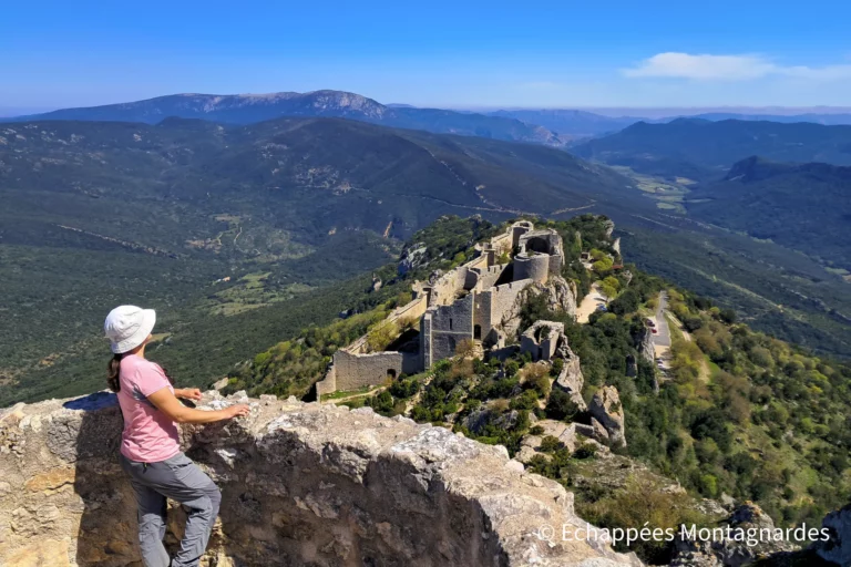 On ne se lasse pas de cette vue sur le château et sur la montagne du Tauch depuis le donjon de Sant Jordi...