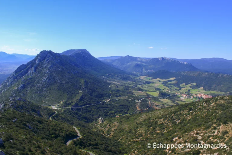 De l'autre côté, une imposante crête (sur laquelle se trouve également Quéribus) sépare les Corbières du Fenouillèdes.