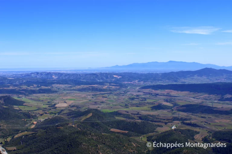 Et la vue est bien vertigineuse : ici vers le littoral et les Albères.