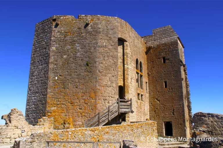 Nous visitons le château, haut lieu historique des Corbières et faisant partie des Citadelles du Vertige.