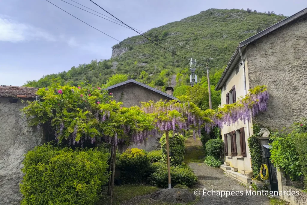 C'est parti pour une nouvelle rando ariégeoise ! Départ du village de Bédeilhac, pour une très jolie boucle vers la Roche Ronde et le sommet du Mont