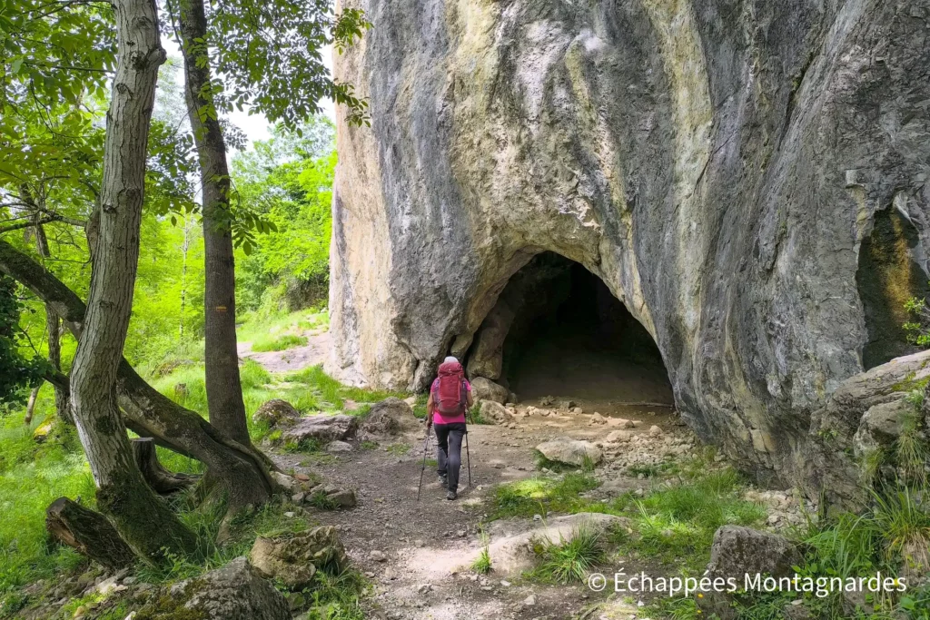 Le sentier nous mène d'abord vers le col d'Ijou, et contourne le rocher du Calamès, très apprécié par les amateurs d'escalade. Nous y découvrons aussi d'étonnantes grottes.