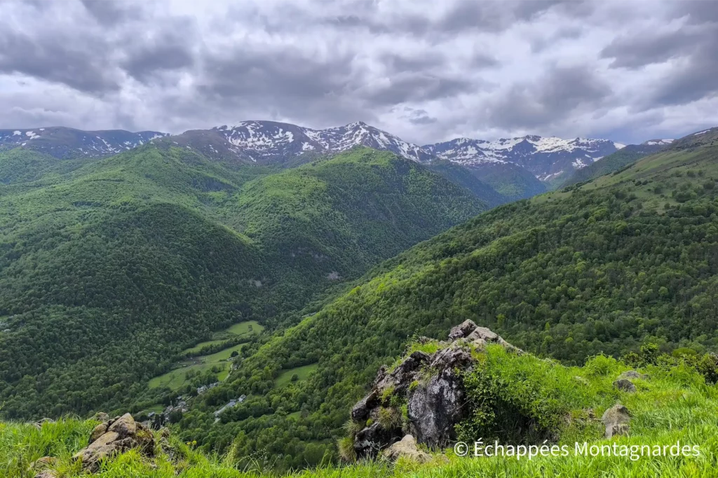 La pente est très raide pour atteindre ce sommet, mais la récompense ne se fait pas attendre ! Ici, splendide panorama sur la vallée de la Courbière et le massif des Trois Seigneurs
