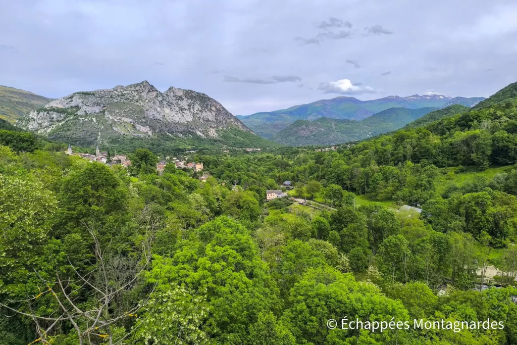 Nous approchons de Rabat-les-Trois-Seigneurs. Encore un superbe point de vue sur la vallée, depuis la croix de Quié.