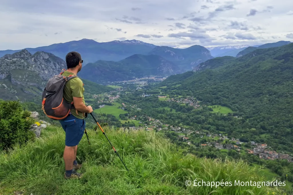 Après une belle montée en forêt, nous atteignons les alentours de la roche de Cayral, dite Roche Ronde, et nous grimpons à son sommet pour admirer un splendide panorama sur la vallée de Rabat.
