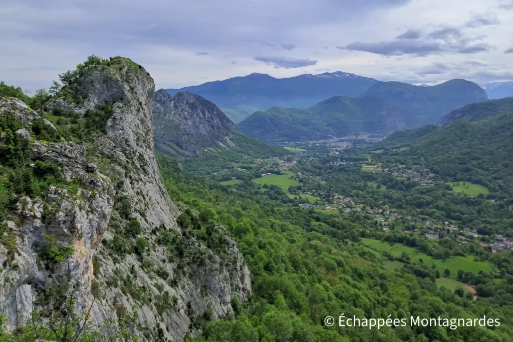 Nous poursuivons le long de cette étonnante crête et trouvons d'autres points de vue somptueux. Ici, vue vers la Roche Ronde, le Roc de Sédour, Tarascon-sur-Ariège et le massif de Tabe.
