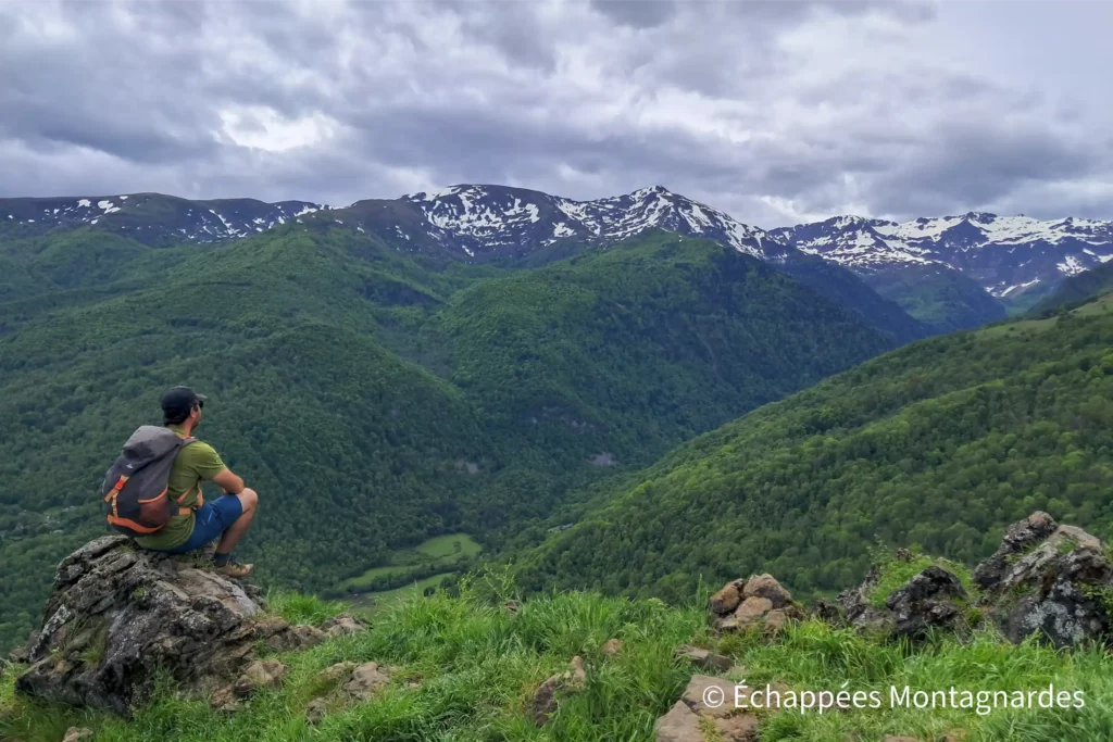 En admiration devant cette vallée splendide, et les sommets encore enneigés du massif des Trois Seigneurs