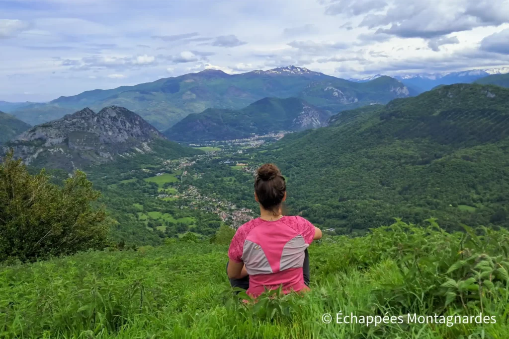 Pause somptueuse au sommet du Mont (1196 m), dans un paysage ariégeois aux couleurs bien printanières
