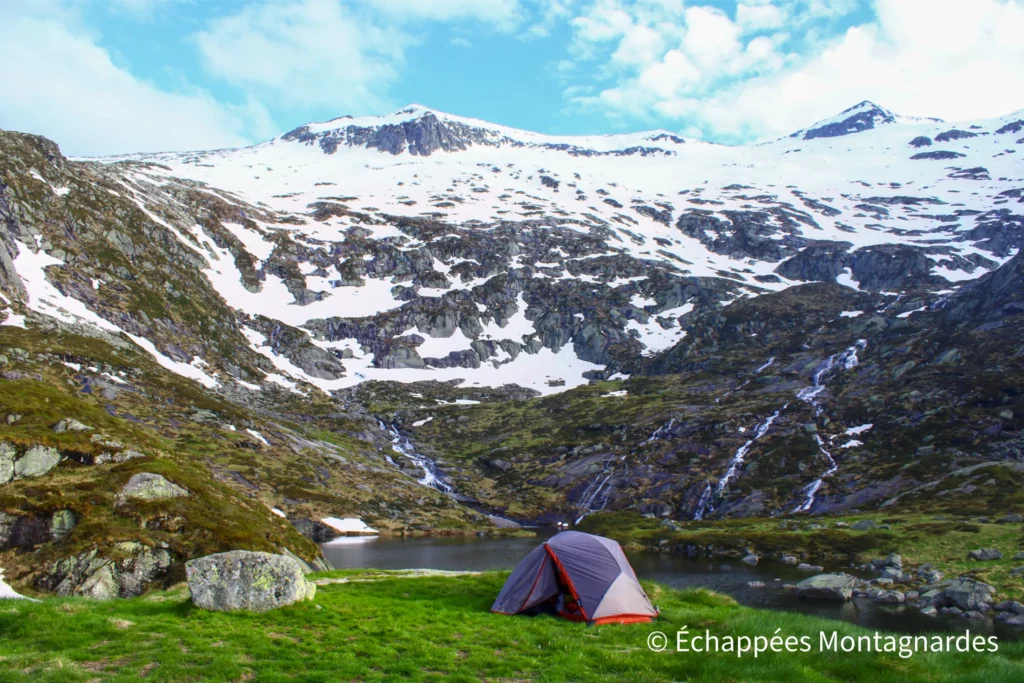 Cette journée se termine au bord de l'étang de la Hillette, où nous plantons la tente pour un bivouac de toute beauté. Bien évidemment, nous ne laisserons aucune trace de notre passage, règle élémentaire qui s'impose partout dans nos montagnes.
