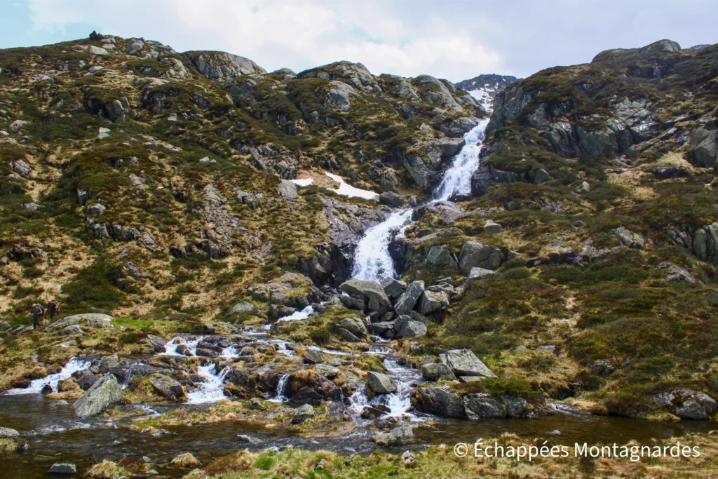 Cascade sous le déversoir de l'étang d'Alet. Avec la fonte en cours, les ruisseaux débordent même et les sentiers sont parfois inondés.