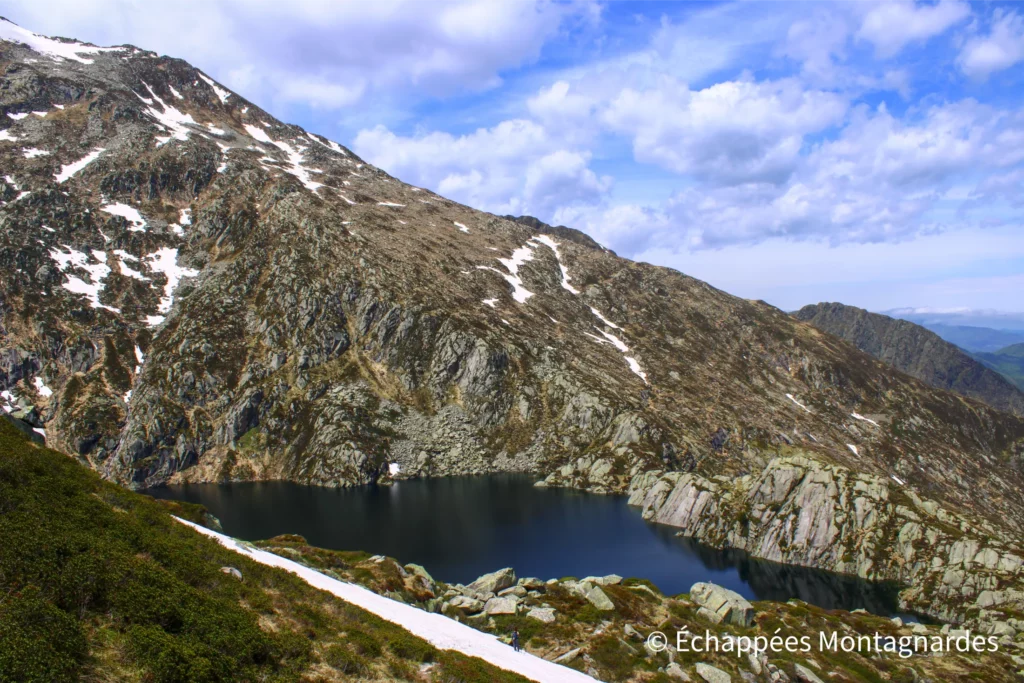 Nous atteignons maintenant le second lac de cette randonnée : l'étang d'Alet, l'un des plus profonds des Pyrénées. Avec sa teinte sombre et mystérieuse, il est absolument magnifique.