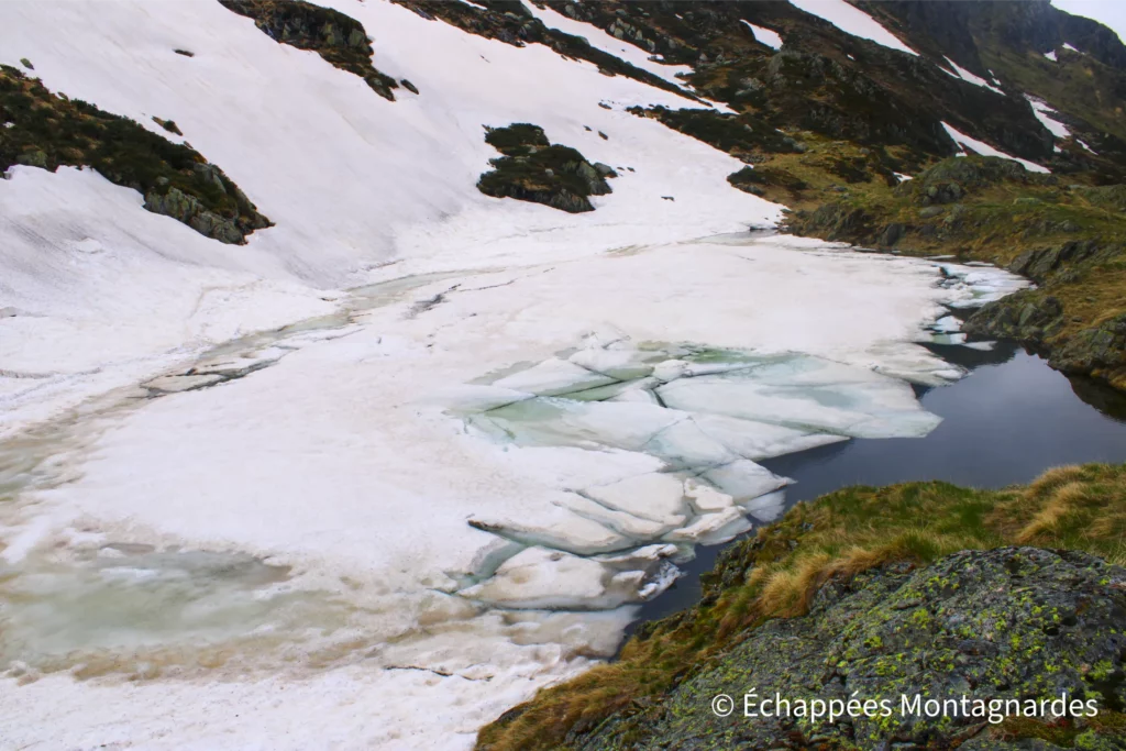Troisième et dernier lac du parcours : le joli étang de la Lacarde. Plus petit, plus secret, et encore gelé, il nous émerveille également.