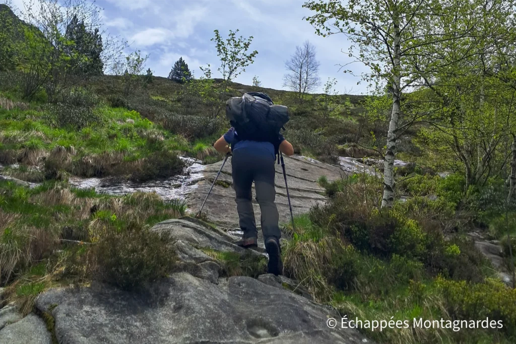 À la sortie du bois, le sentier est dessiné dans la roche, sur des dalles pouvant être glissantes et nécessitant là aussi beaucoup de vigilance.
