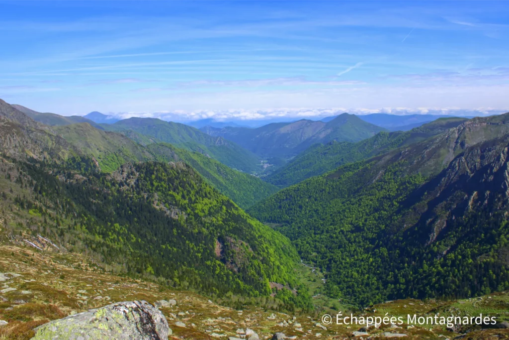 Deuxième jour de cette rando-trek dans le cirque de Cagateille. Nous repartons sur un sentier panoramique et admirons les montagnes couseranaises.