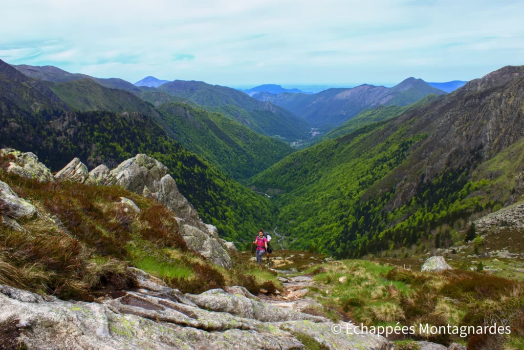 La montée vers l'étang de la Hillette se poursuit. Derrière nous, la belle et verdoyante vallée d'Ustou.