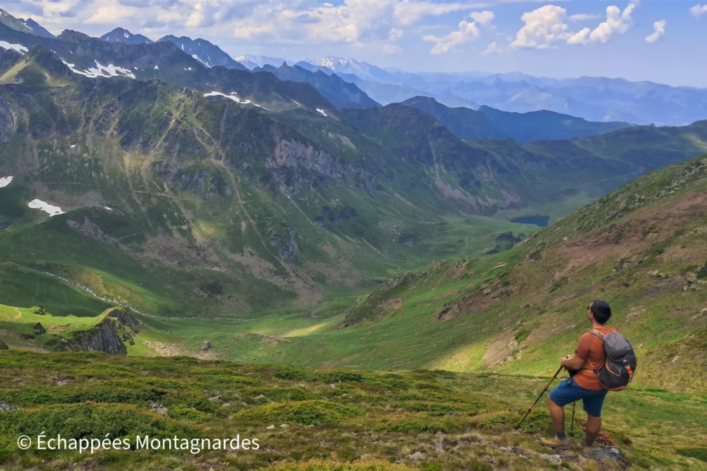 Randonnée lac Bleu de Lesponne - Col de Bareilles (2238 m). Panorama sur la haute vallée de Lesponne.