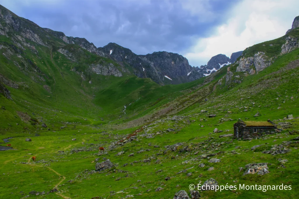 Randonnée lac Bleu de Lesponne - Nous descendons en direction du lac d'Ourrec et passons devant la cabane d'Ourrec. Cette vallée verdoyante est somptueuse.
