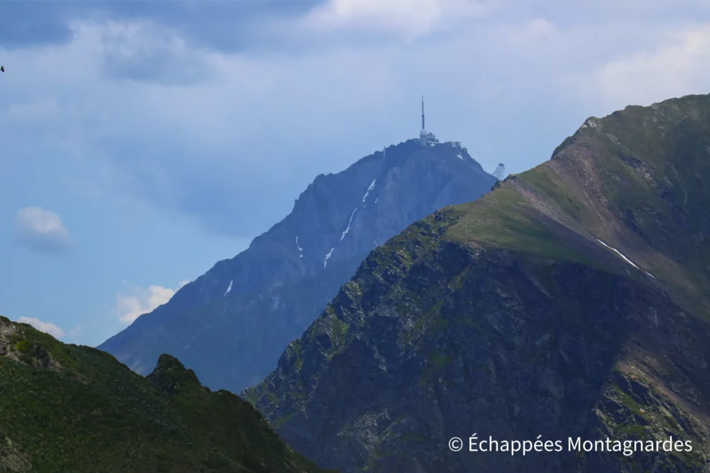 Randonnée lac Bleu de Lesponne - Versant est du col, vue magnifique sur le majestueux pic du Midi de Bigorre, surplombé par son observatoire scientifique.
