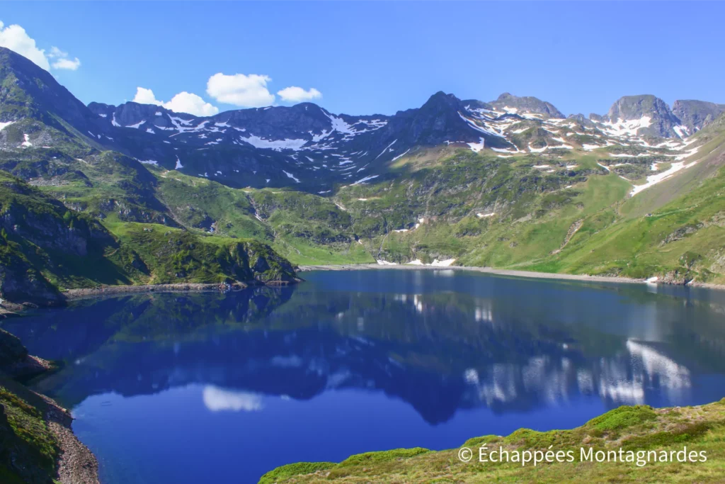 Randonnée lac Bleu de Lesponne - Reflets des sommets pyrénéens sur le lac Bleu de Lesponne.