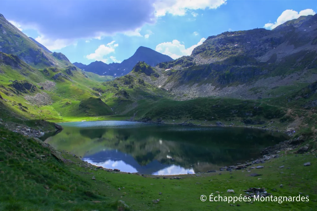 Randonnée lac Bleu de Lesponne - Non loin du lac Bleu, voici le lac Vert : plus petit, très paisible, il est lui aussi somptueux.