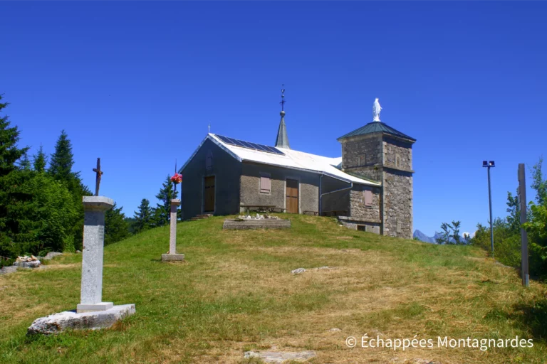 Après le col du Feu, direction le Mont d'Hermone, et la chapelle Notre-Dame d'Hermone que l'on atteint en suivant un chemin de croix.