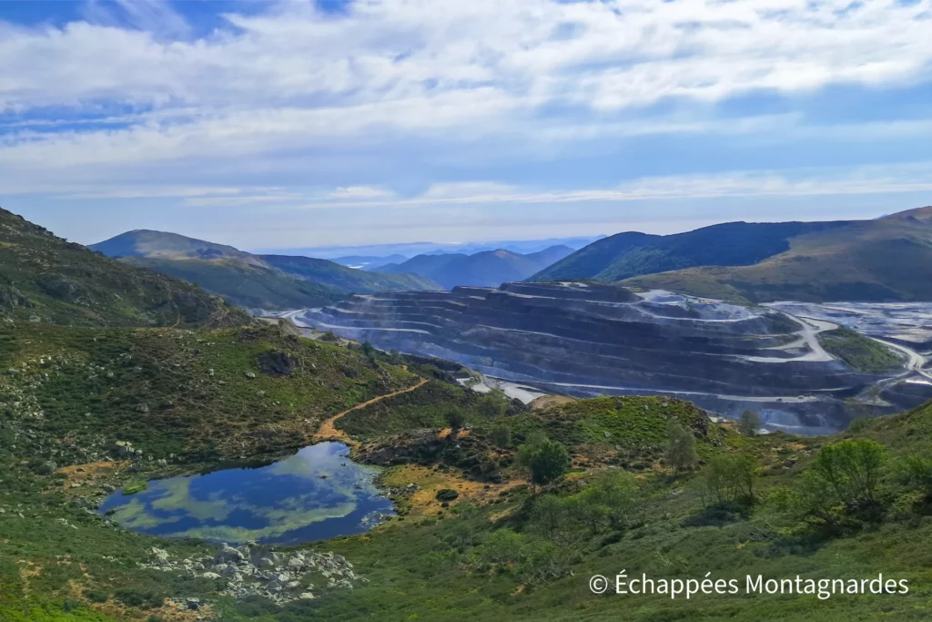 Le sentier me mène sur les hauteurs de l'étang de Béseil. La vue sur la carrière de Trimouns, plus grande carrière de talc au monde, est étonnante.