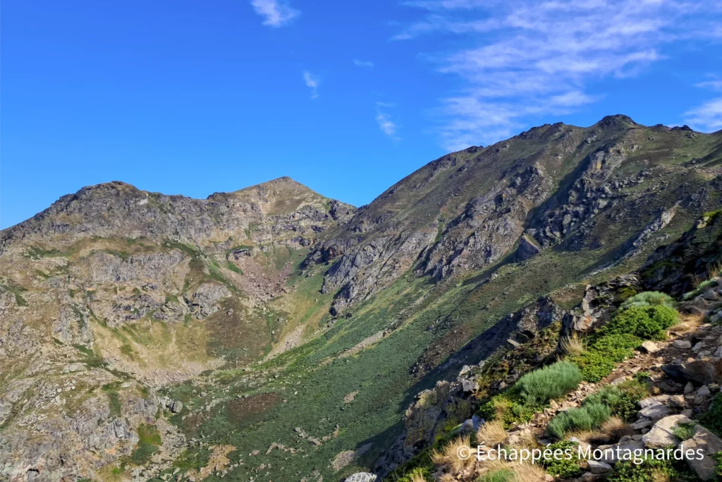 Je poursuis la montée sur de jolies crêtes, et j'aperçois les sommets du pic du Soularac (2368 m) et du Saint-Barthélemy (2348 m).