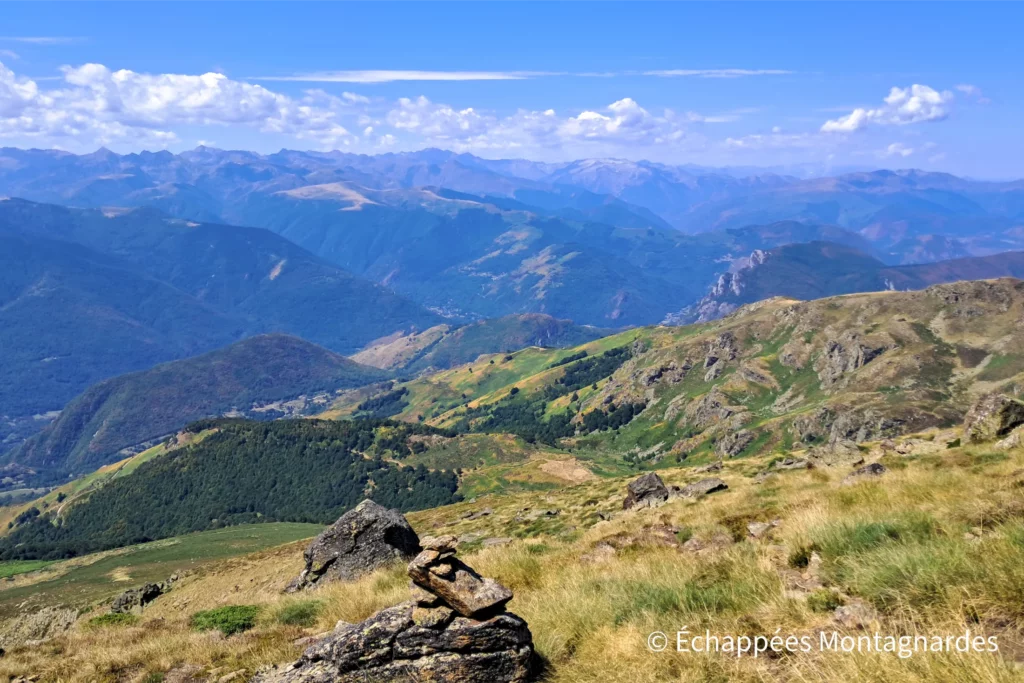 Il est temps de redescendre de ces merveilleuses montagnes ! Face à moi, les paysages particulièrement colorés de la vallée de l'Ariège...