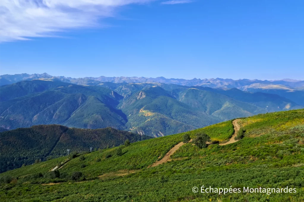 D'emblée, la vue sur la vallée de l'Ariège est splendide. À l'arrière, une multitude de sommets ariégeois apparaissent déjà.