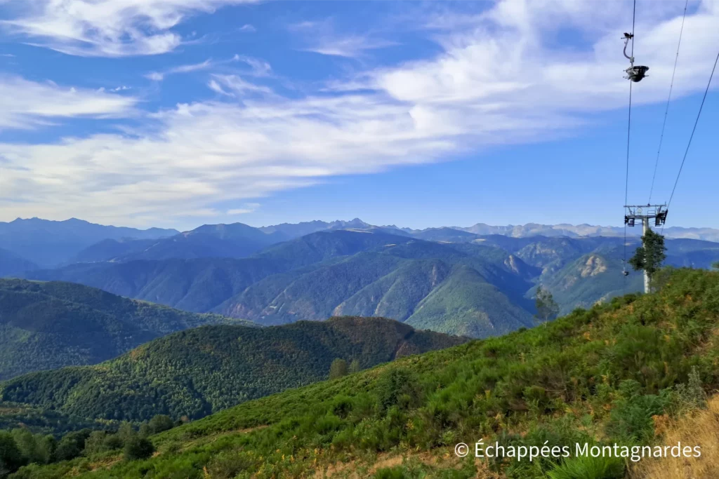 C'est parti pour une nouvelle randonnée dans le massif de Tabe. Aujourd'hui, l'objectif est d'atteindre les pics de Soularac et de Saint-Barthélemy par le versant sud et l'étang Tort. Le départ est situé tout près de l'entrée de la carrière de talc de Trimouns, sous le téléphérique destiné à descendre les matériaux.