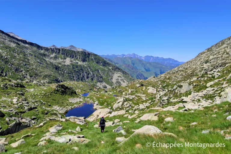 C'est parti pour la descente ! Le Mont Valier, seigneur du Couserans, s'impose à l'horizon.