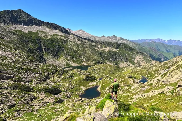 Nous franchissons enfin le petit col situé en contrebas du pic de la Croix des Lauzes. Ce col est un lieu privilégié pour admirer les étangs de Turguilla, que nous allons découvrir un à un par la suite.