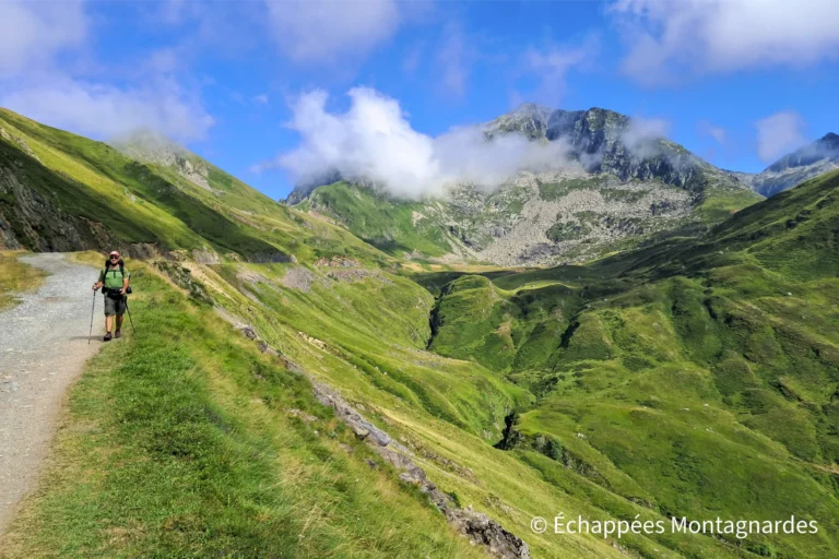 Le cirque de Gérac s'éloigne, nous descendons la longue piste menant au col d'Escots. C'est la fin de ce trek absolument merveilleux au cœur des vallées d'Ars et de Turguilla...