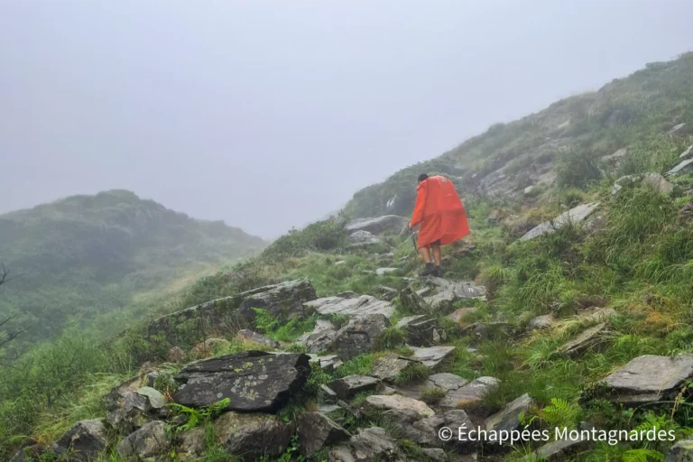 Ce trek débute sur le GR®10, sur les hauteurs de la station de Guzet, au col d'Escots. Nous marchons dans le brouillard pour les premiers kilomètres.