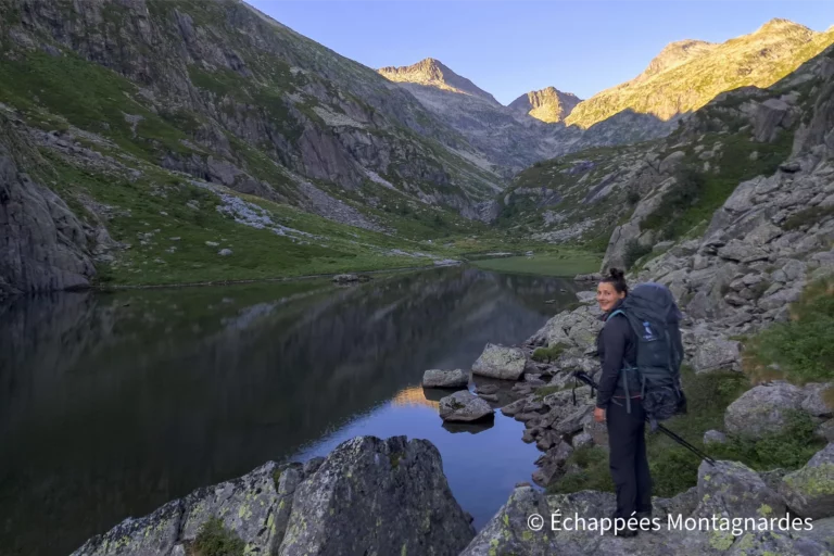 Pour débuter la deuxième étape de ce trek, nous découvrons la Hille de l'Étang, autre superbe lac de cette vallée d'Ars.