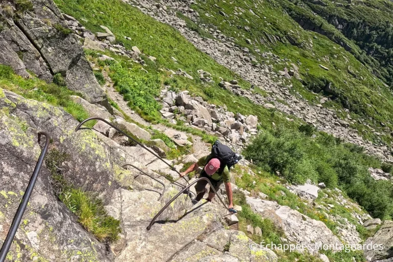 Quelques mains courantes et échelles nous permettent de passer sans encombre cet obstacle. Attention au vertige !