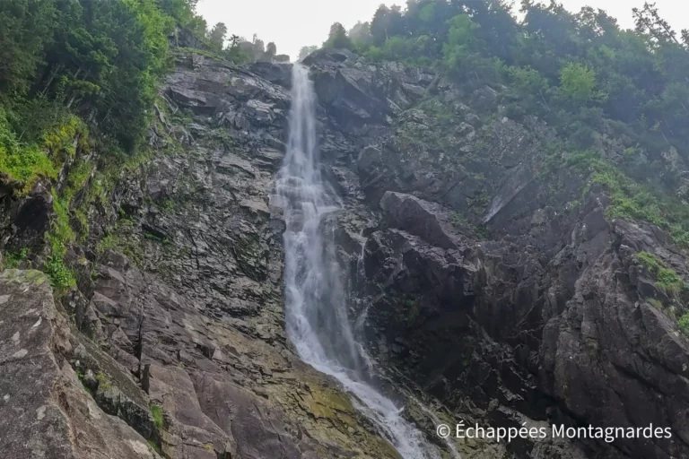 Après un détour, nous atteignons le haut de la cascade d'Ars, l'une des plus belles de toutes les Pyrénées (246 m de haut !)